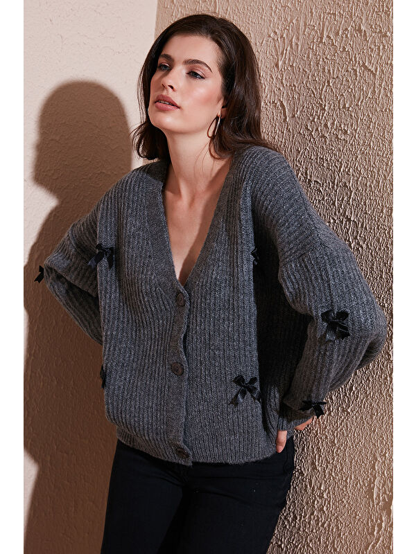 Lela Oversize Fit V Yaka Fiyonk Detaylı Düğmeli Hırka 4615577