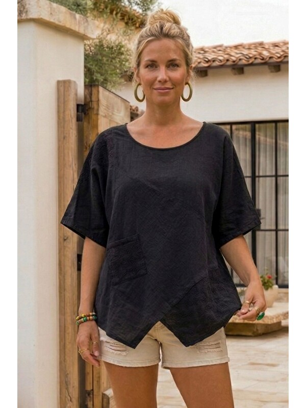 Chiccy Siyah Havuz Yaka Kısa Kol Cepli Brodeli Asimetrik Casual Keten Görünümlü Oversize Dokuma Bluz 75 67