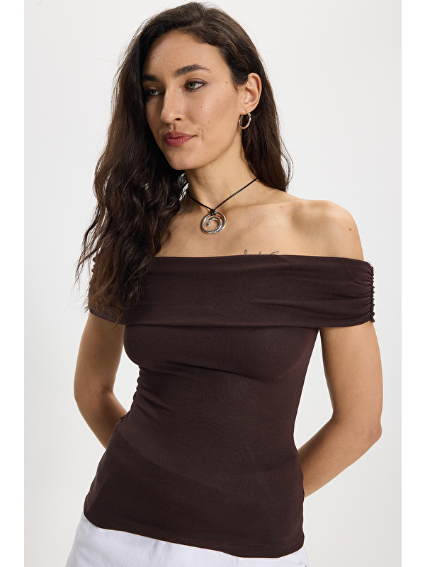 TUDORS Kadın Slim Fit Dar Kesim Pamuklu Kayık Yaka Kısa Kollu Elastanlı Kahverengi Bluz