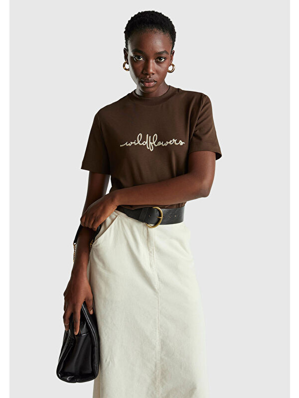 United Colors Of Benetton Kadın Koyu Kahverengi %100 Pamuk Önü Çiçek İşlemeli Bisiklet Yaka T-Shirt