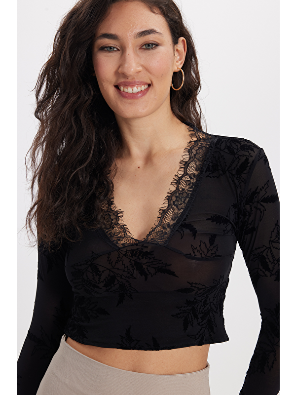 TUDORS Kadın Slim Fit Dar Kesim V Yaka Uzun Kollu Dantel Detaylı Siyah Bluz