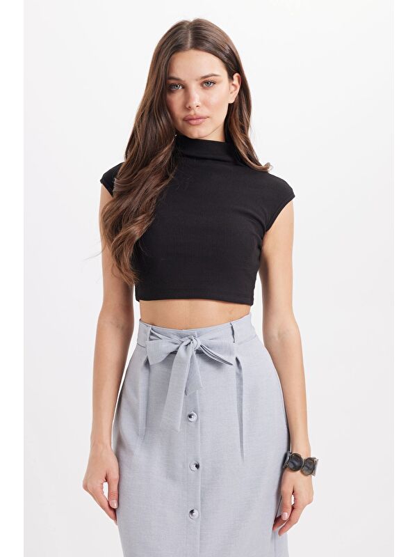 TUDORS Kadın Slim Fit Dar Kesim Pamuklu Dik Yaka Sıfır Kol Siyah  Crop Bluz