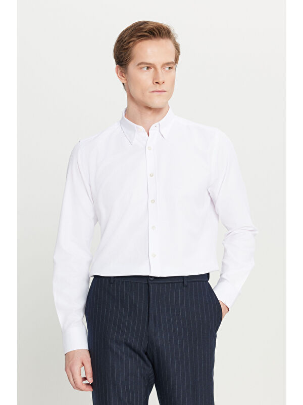Altınyıldız Classics Erkek Beyaz Pamuklu Tailored Slim Fit Dar Kesim Gizli Düğmeli Yaka Armürlü Gömlek