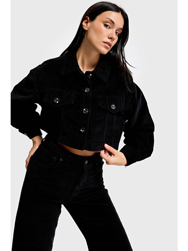 It's Basic Kadın Siyah Renk 26w5-1 Crop Fit Düğmeli Kalın Fitilli Velvet Kadife Kumaş Ceket