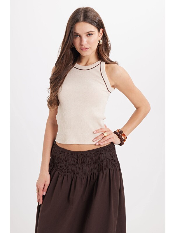 TUDORS Kadın Slim Fit Dar Kesim Pamuklu Askılı Bisiklet Yaka Biyeli Bej Crop Atlet