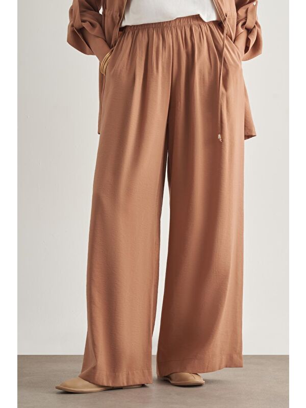 Mizalle Modal Karışımlı Rahat Kesim Beli Lastikli Camel Pantolon