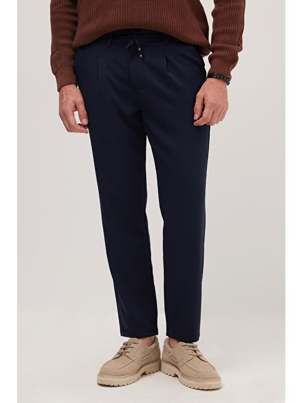 TUDORS Erkek Slim Fit Dar Kesim Lastikli Bel Bağcık Detaylı Pileli Lacivert Pantolon