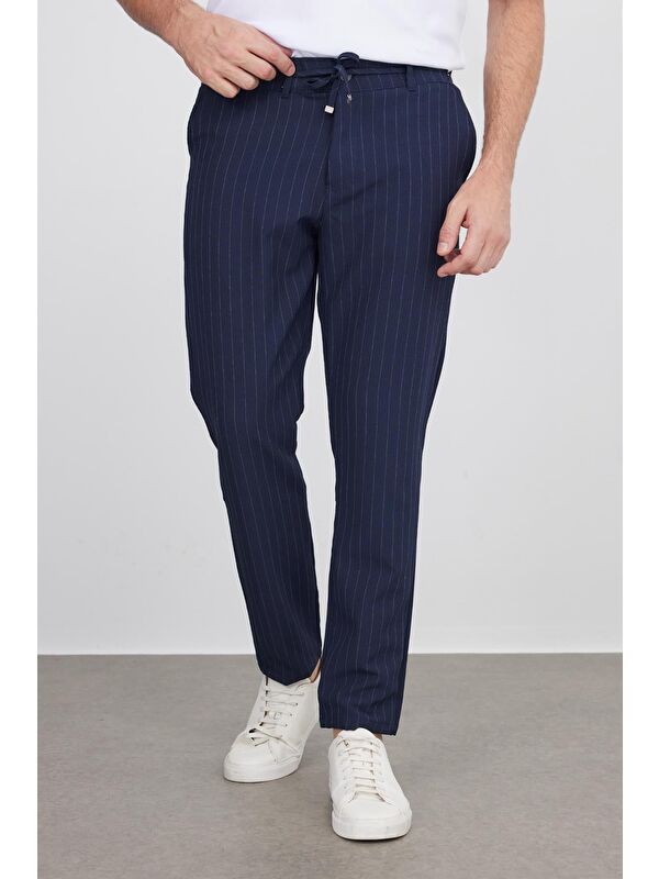 TUDORS Erkek Slim Fit Dar Kesim Gofre Kumaş Beli Bağcıklı Çizgili Lacivert Pantolon