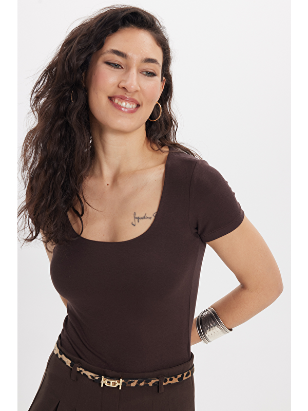 TUDORS Kadın Slim Fit Dar Kesim Pamuklu Kare Yaka Kısa Kollu Kahverengi Tişört