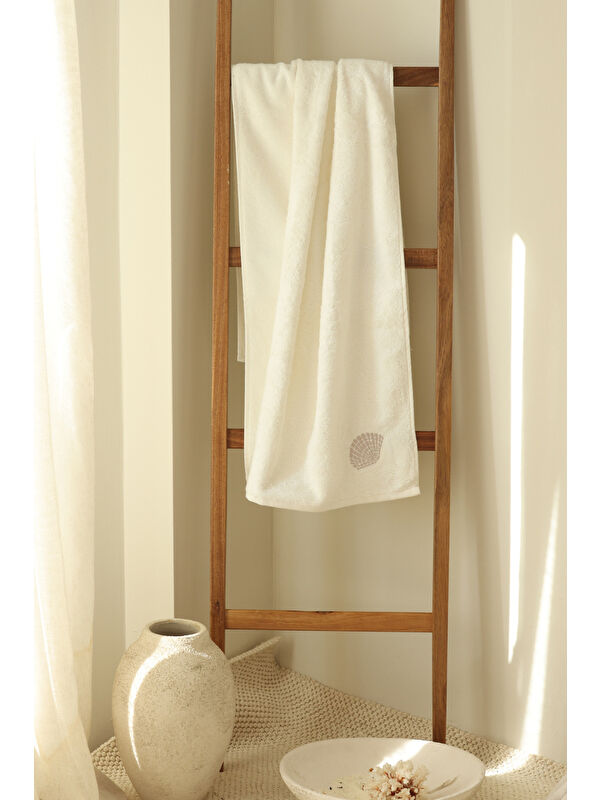 İrya Sedef Bambu Nakışlı Banyo Havlusu 70x140 cm Ekru