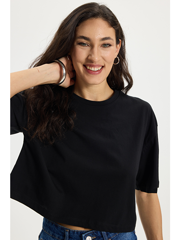 TUDORS Kadın Slim Fit Dar Kesim %100 Pamuk Kısa Kollu Bisiklet Yaka Siyah Crop Tişört