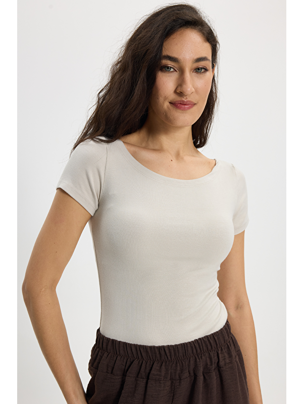 TUDORS Kadın Slim Fit Dar Kesim Pamuklu Yumuşak Dokulu Kısa Kollu Kayık Yaka Bej Tişört