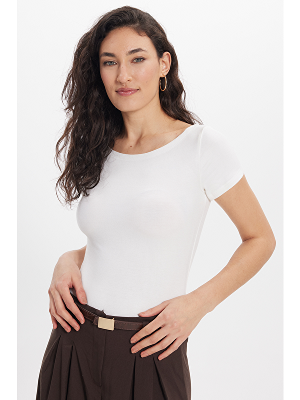 TUDORS Kadın Slim Fit Dar Kesim Pamuklu Yumuşak Dokulu Kısa Kollu Kayık Yaka Beyaz Tişört