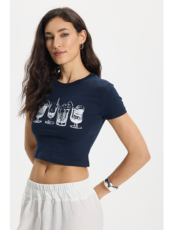 TUDORS Kadın Slim Fit Dar Kesim %100 Pamuk Bisiklet Yaka Kısa Kollu Baskılı Lacivert Crop Tişört