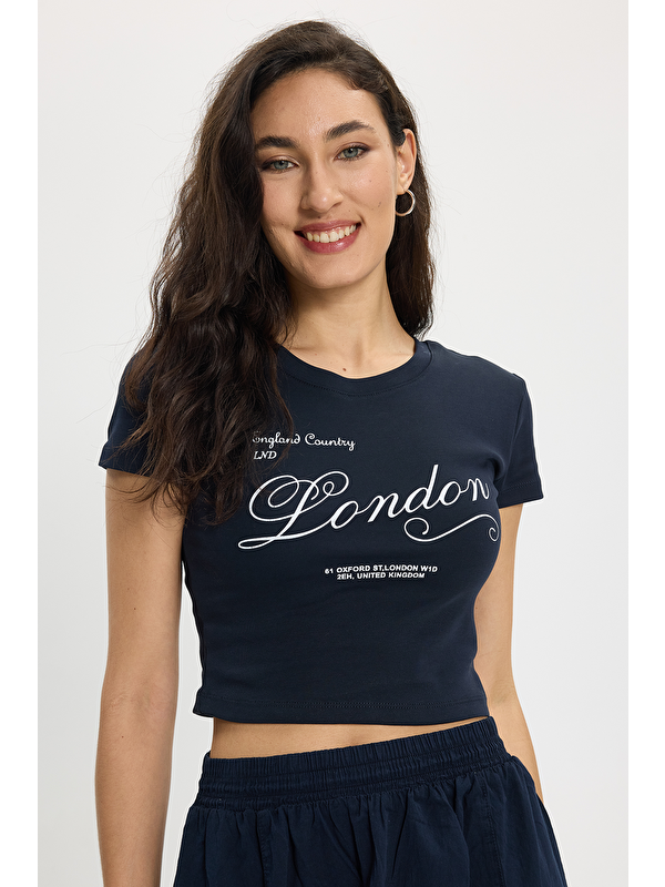TUDORS Kadın Slim Fit Dar Kesim %100 Pamuk Bisiklet Yaka Kısa Kollu Baskılı Lacivert Crop Tişört