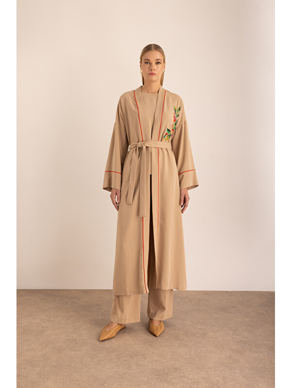 AKER Bej Kontrast Biyeli Nakış Detaylı Kuşaklı Lyocell Kimono