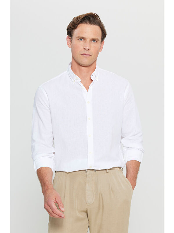 AC&Co / Altınyıldız Classics Erkek Beyaz Pamuklu Keten Comfort Fit Rahat Kesim Düğmeli Yaka Armürlü Gömlek