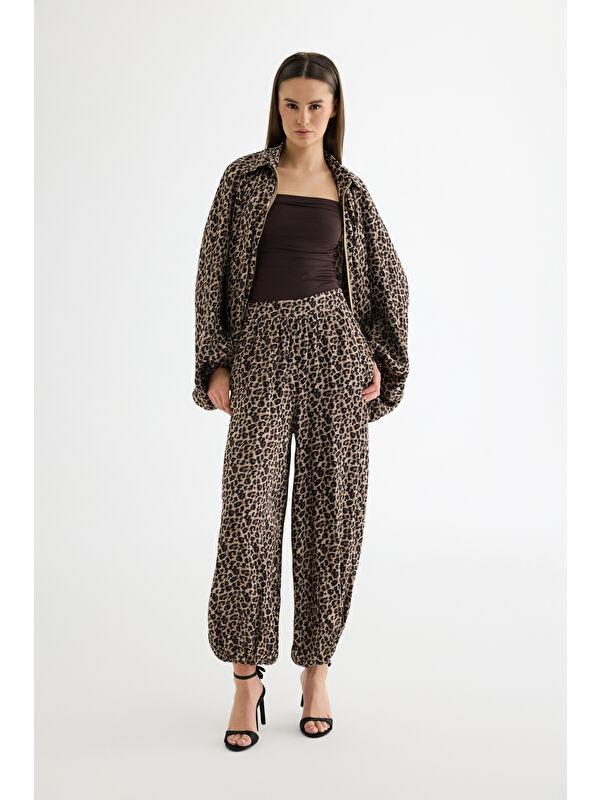 QUZU Leopar Desenli Saten Jogger Pantolon Kahverengi