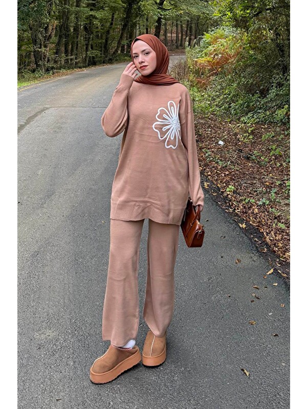 Lamelif Çiçek Detaylı Triko Takım Camel