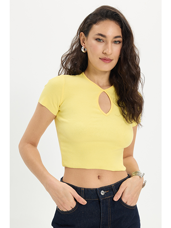TUDORS Kadın Slim Fit Dar Kesim %100 Pamuk Kısa Kollu Düz Bisiklet Yaka Sarı Crop