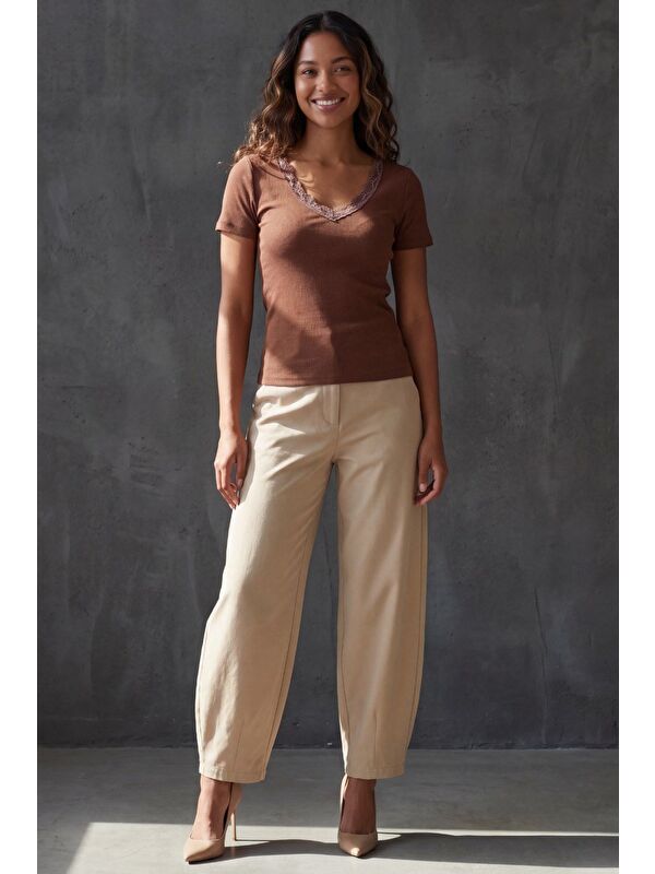 Madmext Kahverengi V Yaka Dantelli Slim Fit Kadın Tişört Mg2683