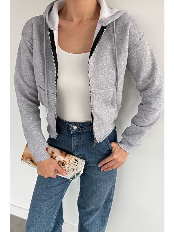 Gülseli Kadın Kapüşonlu Çift Cepli Ön Fermuarlı Şardonlu Crop Top Sweatshirt