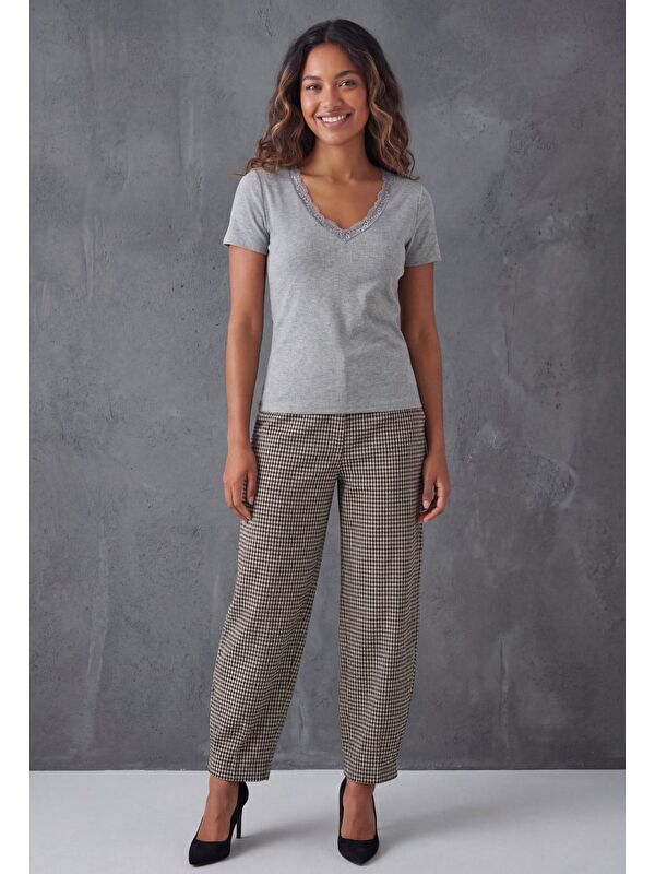 Madmext Gri V Yaka Dantelli Slim Fit Kadın Tişört Mg2683