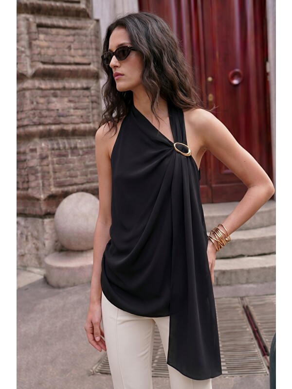 SATEEN Aksesuar Detaylı Kolsuz Bluz - Siyah