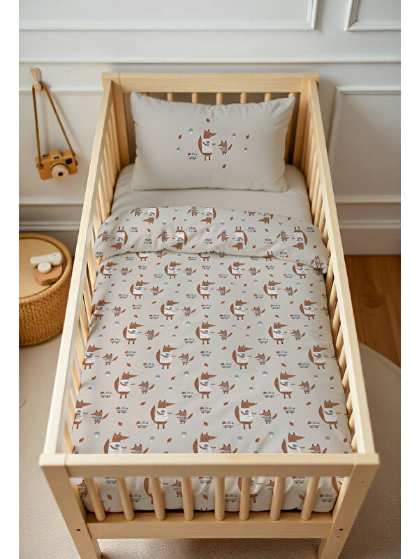 Milbay Grup Sonbahar Tilki Ailesi Deseni  Bebek Nevresim Takımı Çift Taraflı 100x150 cm Çarşafsız