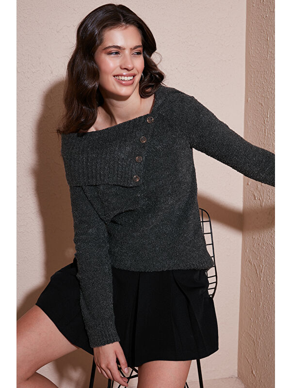 Lela Premium Regular Fit Kayık Yaka Düğme Detaylı Kazak 680KZ002563