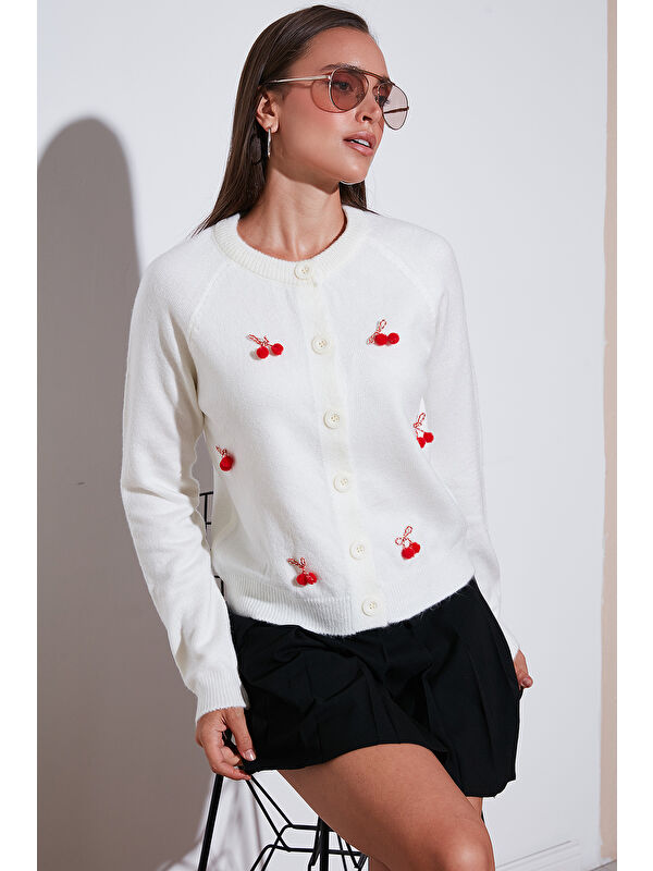 Lela Premium Regular Fit Bisiklet Yaka Kiraz Süslemeli Hırka 6802939A