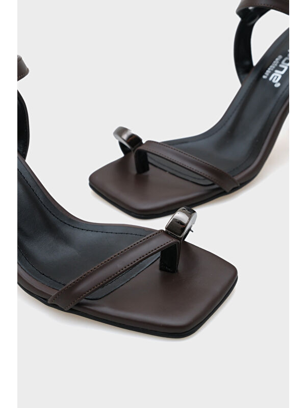 Cindy Küt Burunlu Topuklu Bilekten Bantlı Parmak Arası Kadın Sandalet - Görsel 5