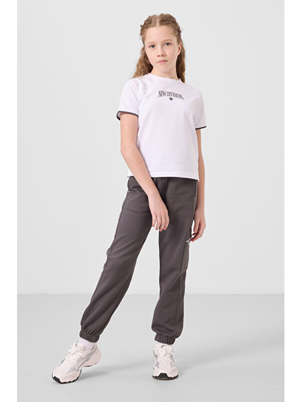 Tommylife Beyaz-Koyu Gri O Yaka Baskılı Lastik Paça Kargo Cepli Kız Çocuk Eşofman Takım - 75173