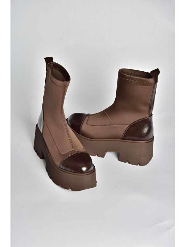 Kahverengi Kadın Bot V272902904 - Görsel 2