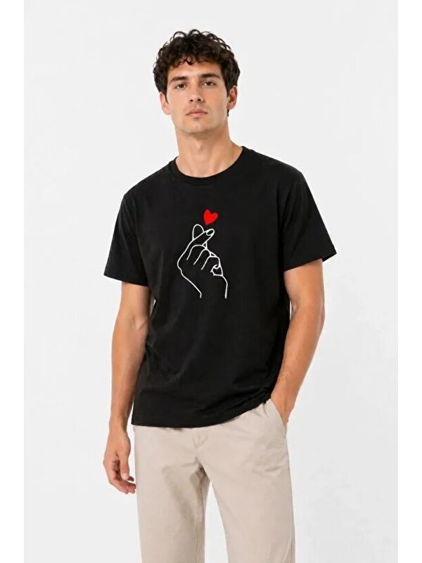 Jane's Erkek Kore Parmak Kalp Aşk Temalı Minimal Baskılı Tişört Yazlık Kısa Kol T-Shirt - Siyah