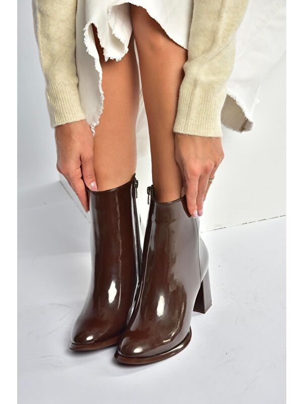 Kahverengi Kadın Bot V590166308 - Görsel 3