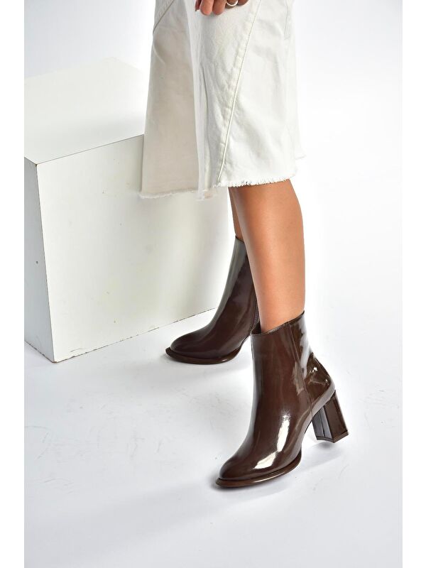 Kahverengi Kadın Bot V590166308 - Görsel 4