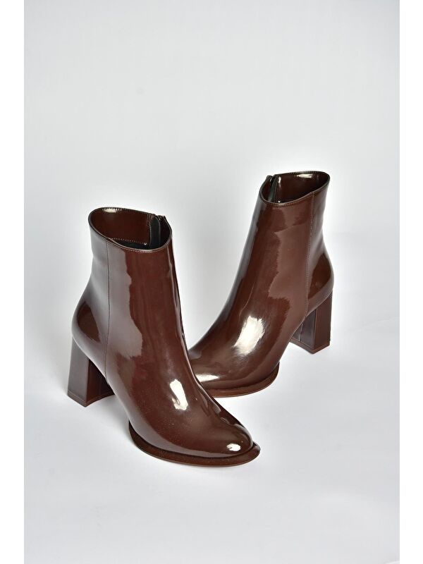 Kahverengi Kadın Bot V590166308 - Görsel 5