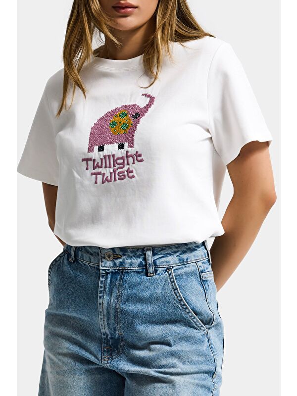 It's Basic Kadın Beyaz Renk w5 Nakış Detaylı Oversize Tasarım T-Shirt