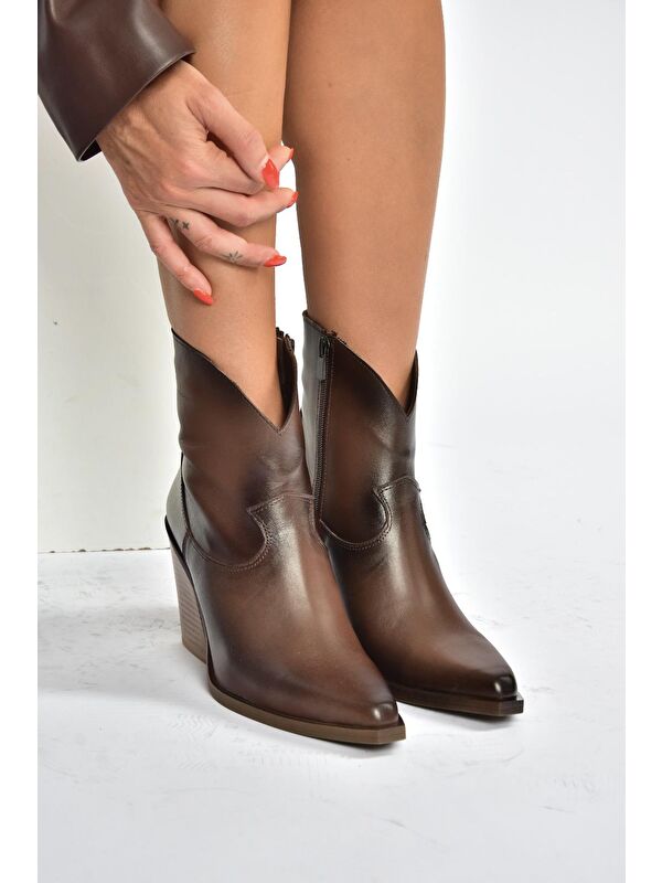 Kahverengi Kadın Bot V654081903 - Görsel 2