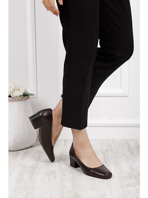 KOYU KAHVE Hakiki Deri Yuvarlak Burun Kısa Kalın Topuklu Kadın Ayakkabı 24100 - Görsel 3