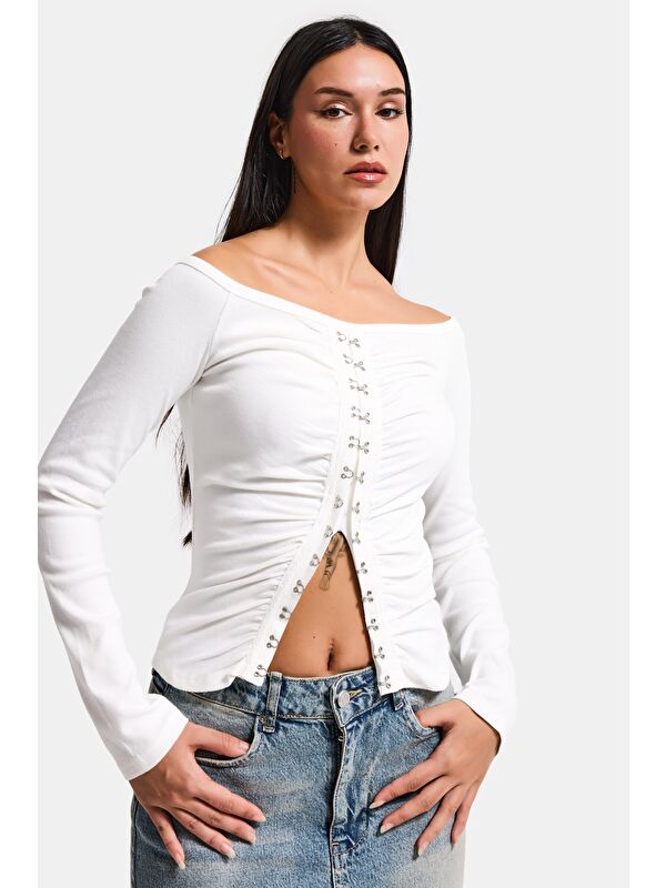 It's Basic Kadın Beyaz w5 Agraf Detaylı Omzu Açık Özel Tasarım Crop Top