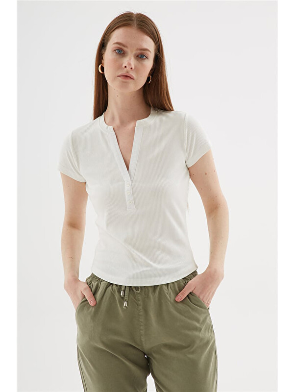 Fashion Friends Regular Fit Düğme Detaylı V Yaka Bluz 26Y0494K1