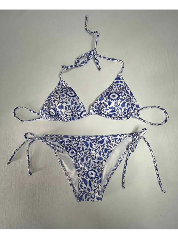 Hazelin Kadın Çini Desen Mavi Beyaz Desen Boyundan İp Bağlamalı Üçgen Bikini Takımı HZL25S-LC5005