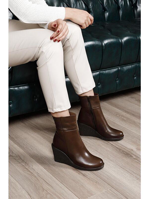 TÜTÜN KAHVE Hakiki Deri Yuvarlak Burun Kauçuk Dolgu Taban Topuklu Fermuarlı Kadın Bot 46416 - Görsel 3
