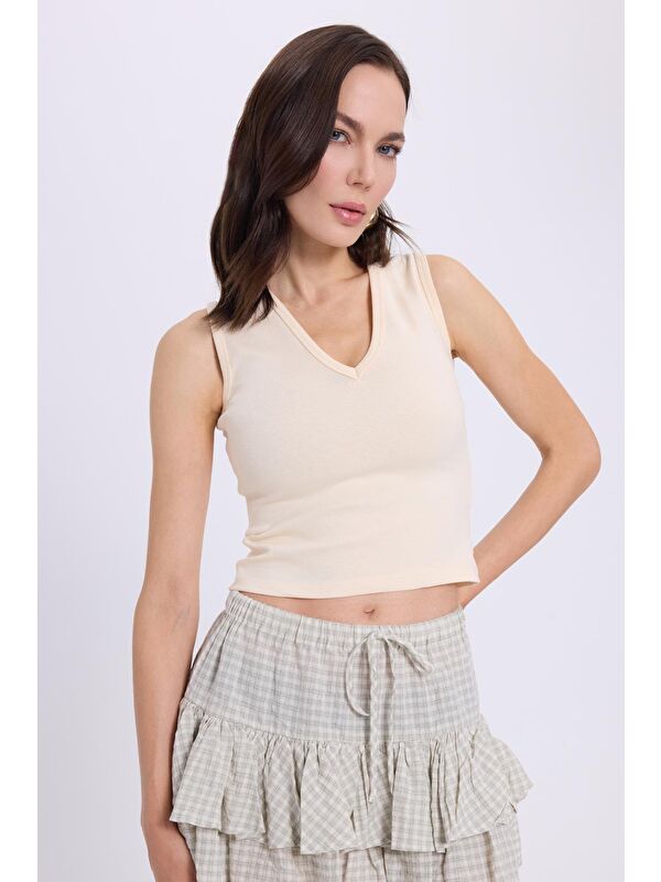 TUDORS Kadın Slim Fit Dar Kesim V Yaka Sıfır Kol Pamuklu Ribanalı Bej Bluz