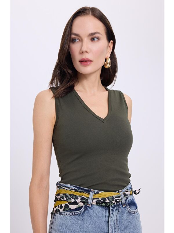 TUDORS Kadın Slim Fit Dar Kesim V Yaka Sıfır Kol Pamuklu Ribanalı Haki Bluz