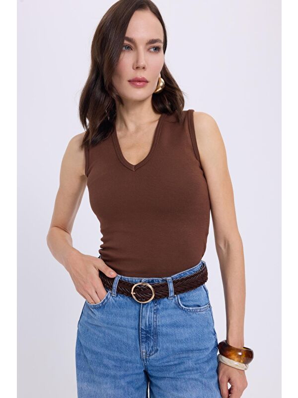 TUDORS Kadın Slim Fit Dar Kesim V Yaka Sıfır Kol Pamuklu Ribanalı Kahverengi Bluz