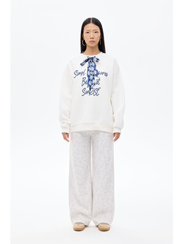 QUZU Fularlı Yazı Nakışlı Oversize Sweatshirt Ekru