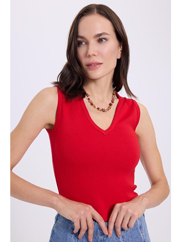 TUDORS Kadın Slim Fit Dar Kesim V Yaka Sıfır Kol Pamuklu Ribanalı Kırmızı Bluz